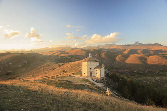 Rocca Calascio, chiesa al tramonto