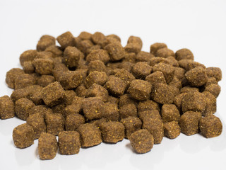 Hunde-Trockenfutter auf weißem Hintergrund