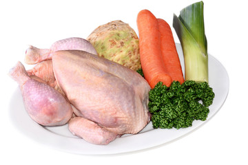 Huhn mit Zutaten für Hühnersuppe