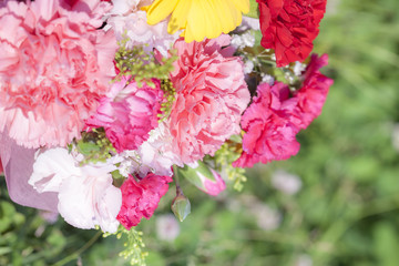Fototapeta premium カーネーションの花束 屋外