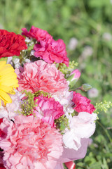 カーネーションの花束　屋外
