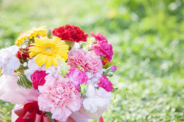 カーネーションの花束　屋外
