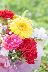 カーネーションの花束　屋外