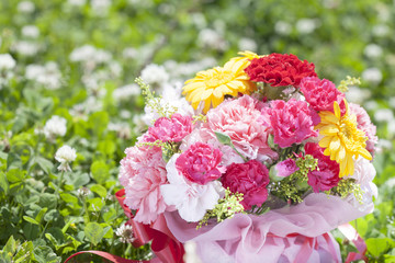 カーネーションの花束　屋外