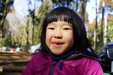 笑顔の少女　アウトドア　おかっぱ頭　バストショット