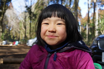 笑顔の少女　アウトドア　おかっぱ頭　バストショット