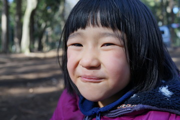 笑顔の少女　アウトドア　おかっぱ頭　バストショット