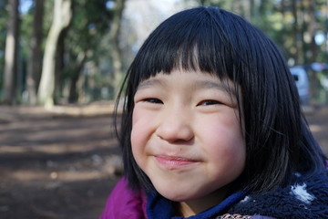 笑顔の少女　アウトドア　おかっぱ頭　バストショット