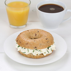 Bagel zum Frühstück mit Frischkäse, Kaffee und Orangensaft