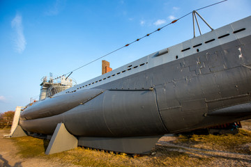 Fototapeta na wymiar U-Boot Denkmal am Strand von Laboe