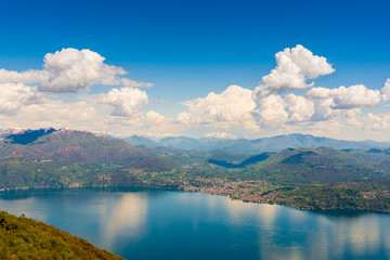 Fototapeta na wymiar Blick über den Lago Maggiore und südliche Alpen, Oberitalien
