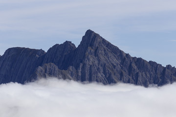 Fototapeta premium felsiger Alpengipfel im Nebel