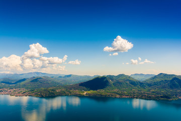 Blick über den Lago Maggiore und südliche Alpen, Oberitalien