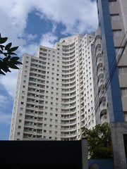 Obraz na płótnie Canvas white high residential building in sao paulo