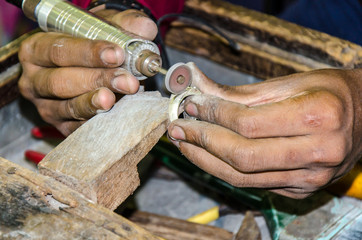 Handwerker schleift Ring