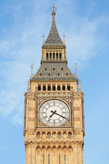 Fototapeta na wymiar Big ben close up in London, blue sky