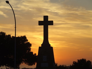 croce illuminata dal sole al tramonto