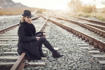 Resultado de imagen de imágenes mujer sentada en la estacion de trenes