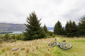 Fototapeta premium Mountain bike at Lake Wanaka, New Zealand