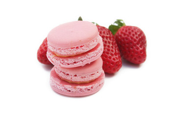 Macaron alla fragola isolati su sfondo bianco