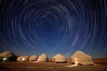 Yurts in de woestijn Kyzylkum