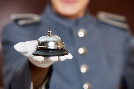 Hotelglocke Auf Hand Von Concierge