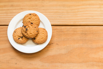 Chocolate chips cookies  on the white dish  1