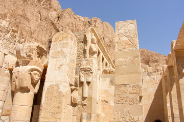 Säulen in der Hathor Kapelle mit Göttin Hathor im Hatschepsut Tempel
