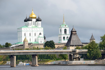 Fototapeta na wymiar Псковский кремль с Троицким собором, мост через реку