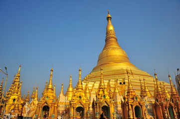 Fototapeta premium Shwedagon Pagoda in Yangon, Myanmar