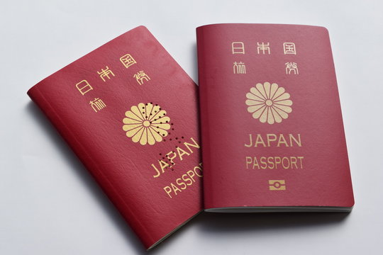 パスポート／日本のパスポート（10年用）を撮影した、海外旅行イメージの写真です。