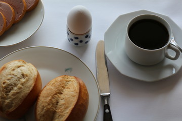 Frühstück mit Leberwurst und Ei
