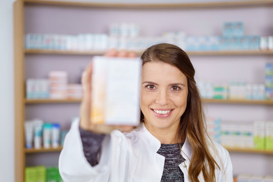 apothekerin zeigt eine packung eines medikaments