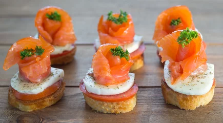 Fototapeten canapes with red fish © rufar