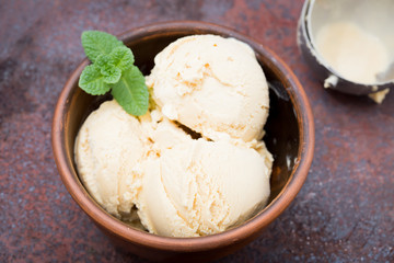 caramel ice cream with mint.