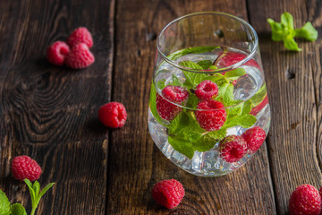 Water with raspberries and mint, ice