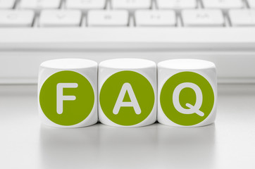 Buchstabenwürfel vor einer Tastatur - FAQ