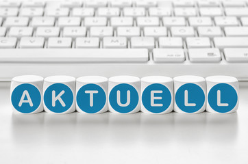 Buchstabenwürfel vor einer Tastatur - Aktuell