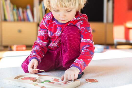 M&auml;dchen puzzelt