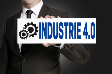 industrie 4.0 schild wird von geschäftsmann gehalten