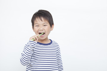 歯磨きする子供