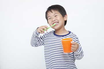 歯磨きする子供