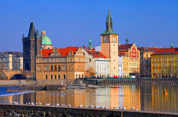 Prague, pont Charles et vieille ville vue de la rive gauche