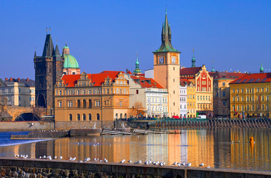 Prague, pont Charles et vieille ville vue de la rive gauche