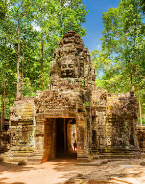 Gateway to ancient Ta Som temple in Angkor, Siem Reap, Cambodia