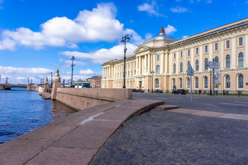 Naklejka premium At the University Embankment in St. Petersburg near the Institute of Painting, Sculpture and Architecture named after Ilya Repin