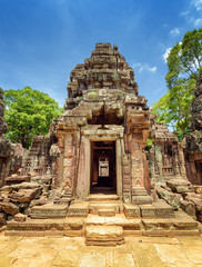 Naklejka premium Drzwi z rzeźbą starożytnej świątyni Ta Som, Angkor, Kambodża