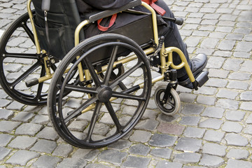 donna su una sedia a rotelle a Roma