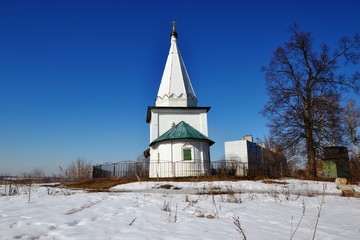 Fototapeta na wymiar Церковь Николая Чудотворца в деревне Петровское построенная в 17 веке