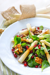 Weißer Spargel auf Feldsalat mit kandierten Walnüssen und Granatapfelkernen  - Salad with white...